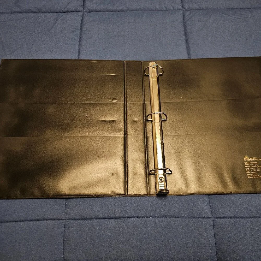 Avery black binder non-view 1